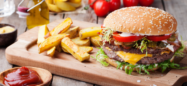 CO S MLETÝM MASEM: PRŮVODCE PRO DOKONALÉ BURGERY I GRILOVANÉ SPECIALITY